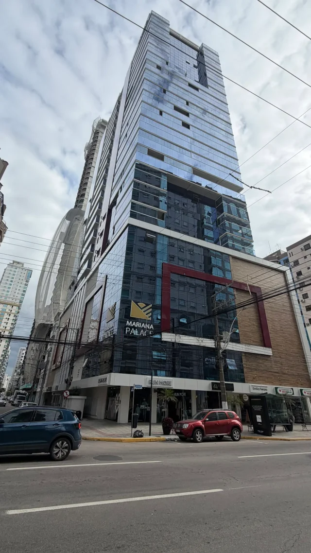 Edifício Mariana Palace em Meia Praia, Itapema