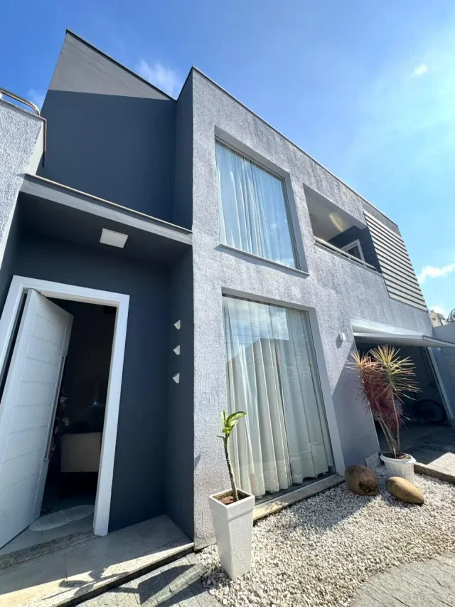 CASA 3 QUARTOS - CASA DE DOIS ANDARES - SÃO JOÃO, ITAJAÍ em São João, Itajaí